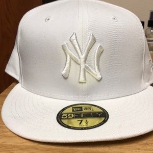NWT New York Yankees Fitted Cap Sz 7.5